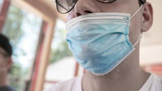 Mund-Nasen-Schutz unter Nase getragen Mund-Nasen-Schutz unter Nase getragen