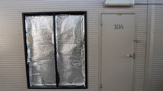 Abgedunkeltes Fenster. Abgedunkeltes Fenster.