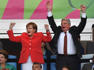 Angela Merkel und Joachim Gauck jubeln.