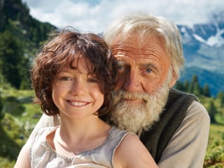 Alter Mann umarmt Kind in den Bergen.