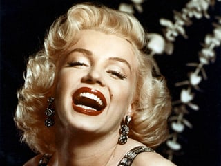 Porträt von Marilyn Monroe, die Lippen rot geschminkt und offen.