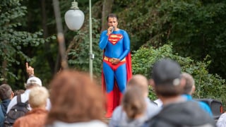 Kundgebungsteilnehmer in Superman-Kostüm spricht bei einer Demonstration gegen die Corona-Maßnahmen an der Siegessäule. Foto: Christophe Gateau/dpa +++ dpa-Bildfunk +++ (KEYSTONE/DPA/Christophe Gateau)