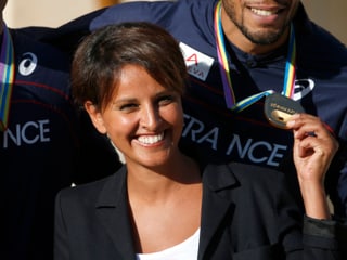 Porträt Vallaud-Belkacem eine goldene Medaille in der Hand haltend.