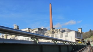 Blick auf ein altes Fabrikgebäude mit einem markanten Kamin.