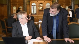 Pierre-Alain Fridez und Jean-Paul Gschwind unterhalten sich im Nationalratssaal