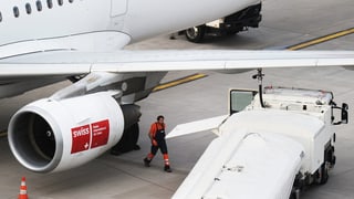 Ein Flugzeug der Swiss wird betankt.