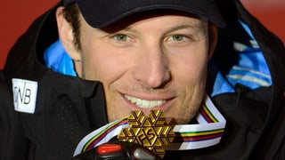 Aksel Lund Svindal beisst in seine WM-Goldmedaille.