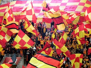 Fans mit gelb-roten Fahnen