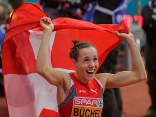 Selina Büchel jubelt mit der Schweizer Fahne.