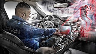 Eine Illustration, die einen Polizisten im Auto zeigt, der auf seinem Bordcomputer ein Risikoprofil eines Gefährders betrachtet.