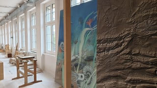 Auf einer farbigen Stellwand ist ein fossiler Meeresgrund abgebildet Auf einer farbigen Stellwand ist ein fossiler Meeresgrund abgebildet