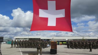 Schweizer Fahne und Soldaten auf Flugplatz. Schweizer Fahne und Soldaten auf Flugplatz.