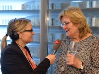 Reporterin interviewt Esther Schönmann.