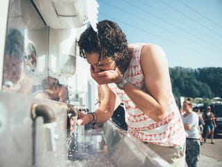 Frau mit Wasser