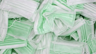 Viele Masken liegen auf einem Haufen Viele Masken liegen auf einem Haufen