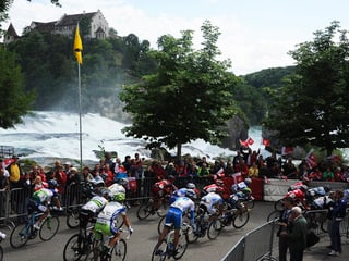 Die Tour de Suisse passiert den Rheinfall