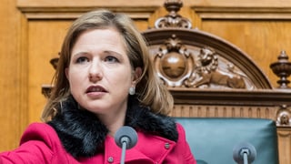 Nationalrätin Christa Markwalder ist von nahe zu sehen vor dem Rednermikrophon im Nationalratssaal Nationalrätin Christa Markwalder ist von nahe zu sehen vor dem Rednermikrophon im Nationalratssaal