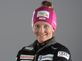 Carole Bissig posiert für eine offizielle Aufnahme von Swiss-Ski.