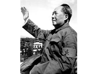 Mao Zedong mit erhobener Hand.