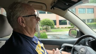 Gary Ball sitzt rauchend in seinem Auto. Gary Ball sitzt rauchend in seinem Auto.