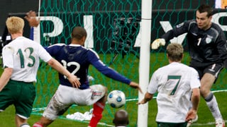 Thierry Henry berührt den Ball vor der Torlinie mit der Hand.