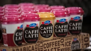 Emmi Caffè Latte: Becher in einem Karton.