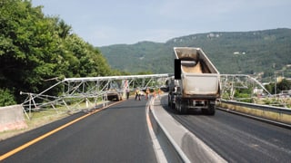 Lastwagen auf A2, vor ihm Kabel und Gerüst