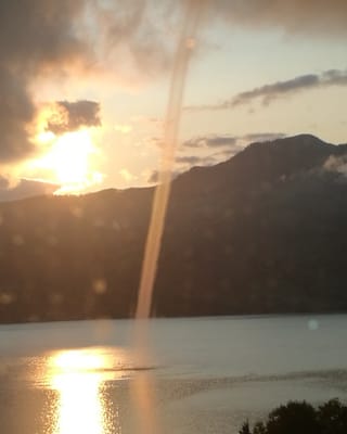 Wasserhose mit Sonnenschein.
