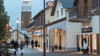 Shoppende Leute im Outlet.