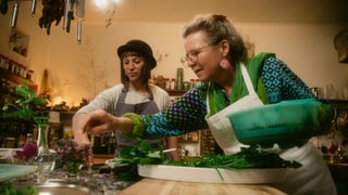 Rebecca Clopath und Kräuter- und Wildpflanzen-Koryphäe Meret Bissegger in der Küche.