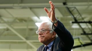 Bernie Sanders winkt good-bye 