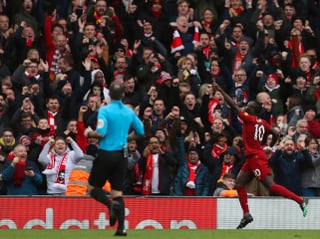 Liverpool-Fans jubeln. Liverpool-Fans jubeln.