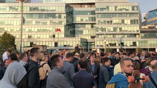 Eine Menschenmenge, überwiegend Männer, demonstrieren in Moskau.
