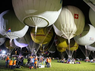 Gordon Bennett  Wettfahrt 2016, die Gasballone stehe gefüllt bereit auf eine Wies bei Gladbach ( Deutschland)