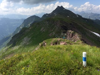 Grat mit einer blau-weissen Markierung Grat mit einer blau-weissen Markierung
