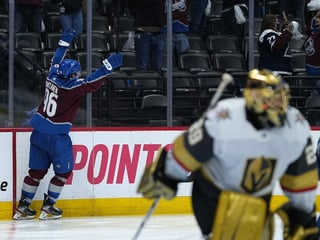 Mikko Rantanen dreht nach seinem Treffer jubelnd ab, Marc-André Fleury im Vegas-Tor ist bedient. Mikko Rantanen dreht nach seinem Treffer jubelnd ab, Marc-André Fleury im Vegas-Tor ist bedient.