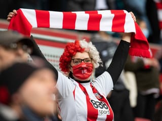 Weiblicher Fan des FC Brentford