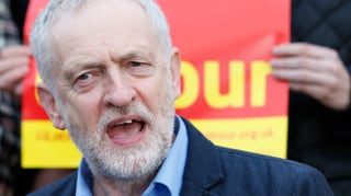 Ein Bild des Labour-Chefs Jeremy Corbyn an einer Wahlveranstaltung.