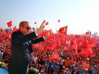 Staatspräsident Erdogan lässt sich von seinen Anhängern feiern. 
