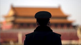 Chinesischer Soldat vor der Grossen Halle des Volkes in Peking. 