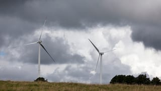 Windräder auf einem Hügel. Windräder auf einem Hügel.
