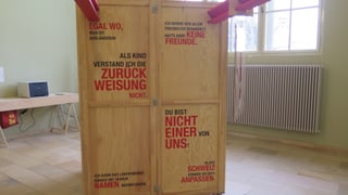 Eine der sechs Holzboxen. Eine der sechs Holzboxen.