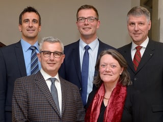 Der neue 5-köpfige Thuner Gemeinderat posiert im Rathaus.