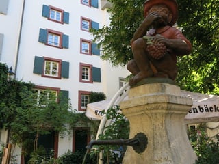 Brunnen mit Affen-Statue.