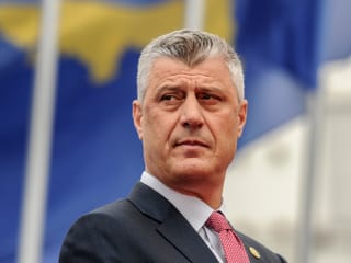 Thaci vor kosovarischer Flagge