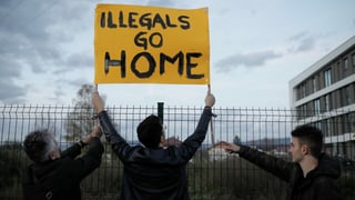 Zu sehen Demonstranten vor einem Migrantenlager in Bosnien. Zu sehen Demonstranten vor einem Migrantenlager in Bosnien.