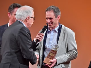 SRF-Direktor Ruedi Matter übergibt Markus Walser den Pokal.