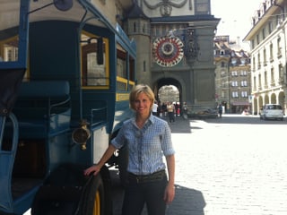 Sabine Dahinden neben Elektromobil in Altstadt Bern