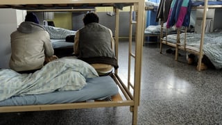 Asylsuchende im tessiner Asylempfangs- und Verfahrenszentrum in Chiasso. (keystone)