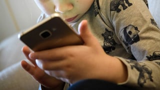 Kind mit Smartphone Kind mit Smartphone